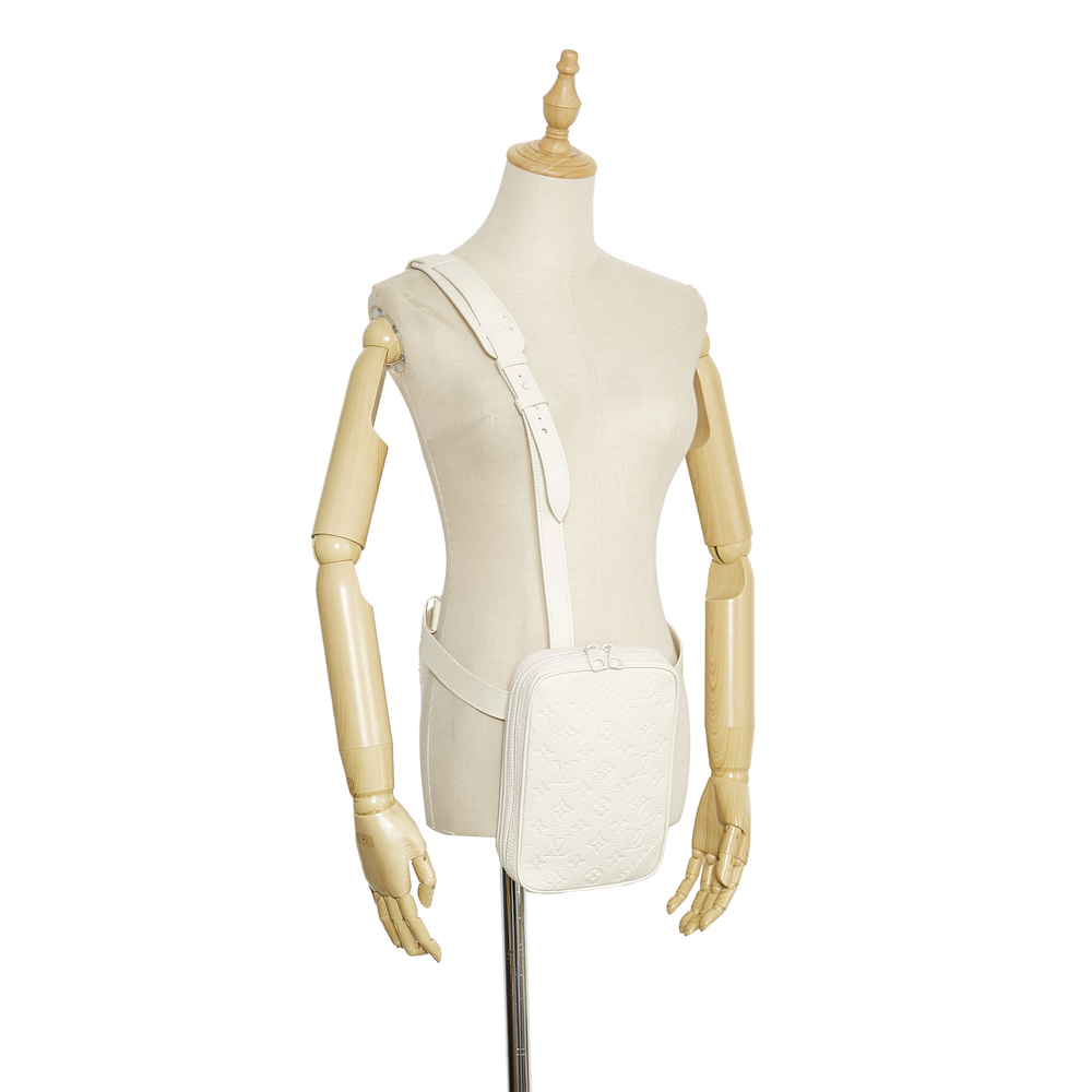 Pre-Loved Louis Vuitton Monogram Taurillon Utility Side - Picture 9 of 10